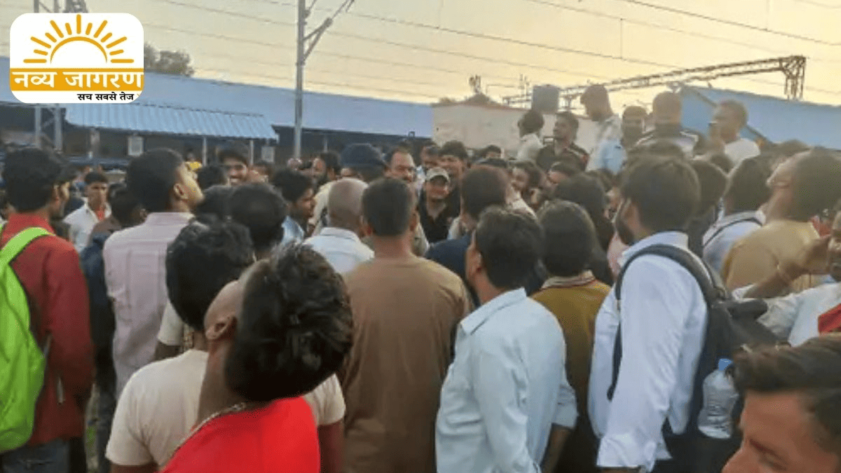 यात्रियों ने ट्रेन रोकने का किया विरोध, आरपीएफ ने समझाकर ट्रैक से हटाया