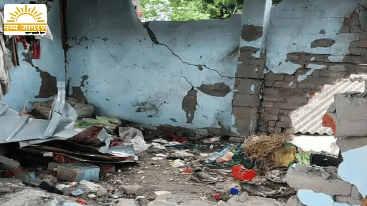 विस्फोट से दहला इलाका, भरभराकर गिरी ईंट की दीवार