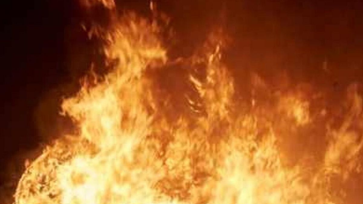 दो बच्चों समेत चार लोग झुलसे, लोगों ने मिलकर आग पर पाया काबू
