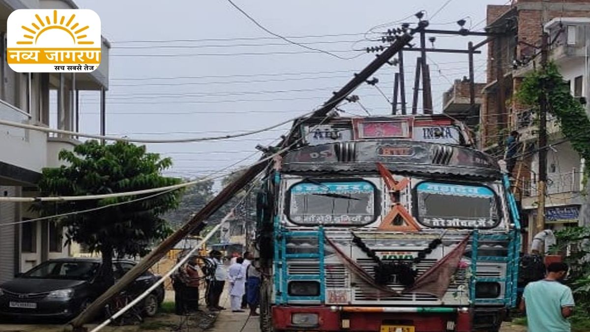 चालक और खलासी ने कूदकर बचाई जान, तार लटकने से बढ़ा खतरा
