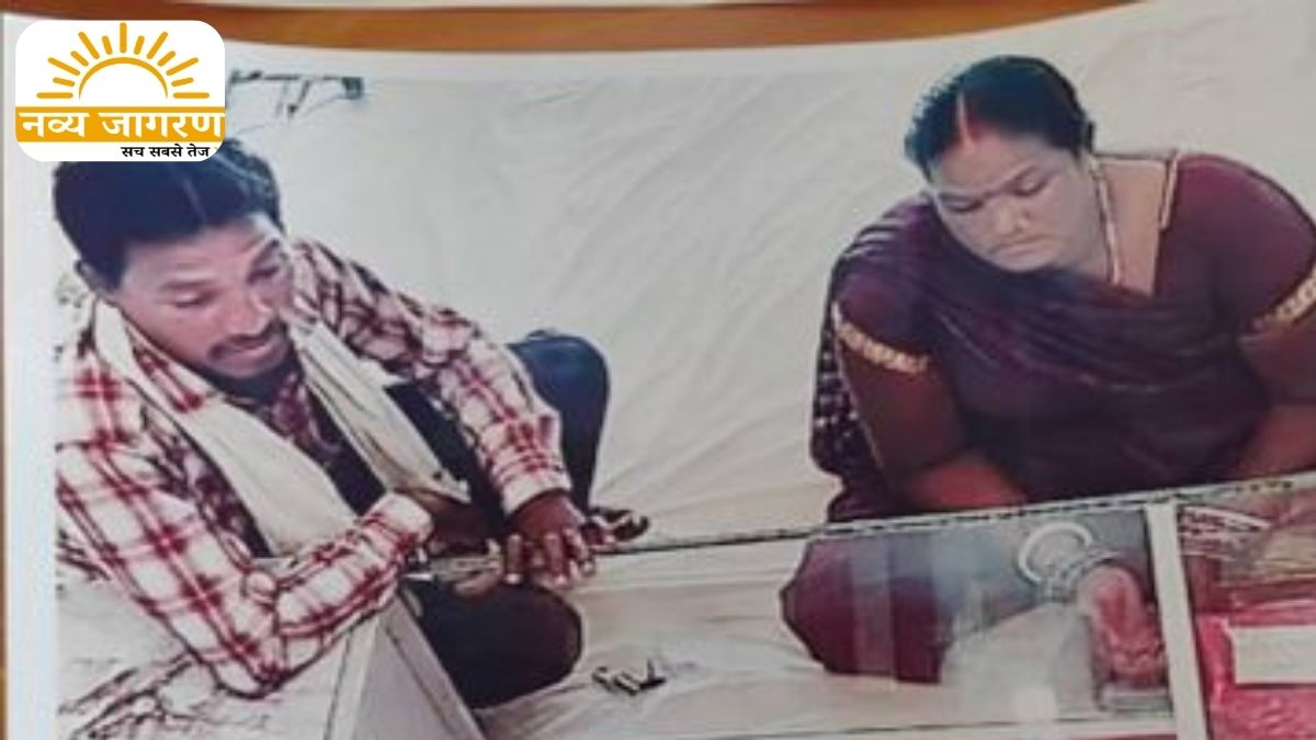 60 की दो अंगूठियां लेकर फरार, 10 अंगूठियां देखने के बाद हाथ में पहन लीं