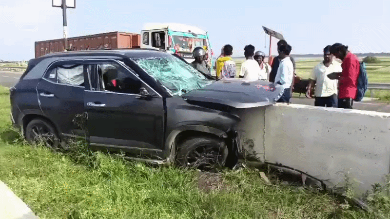 अनियंत्रित होकर डिवाइडर से टकराई कार, पत्नी का इलाज कराने गए थे यूपी