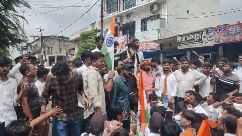 गांधी पार्क जाने से रोके गए प्रदर्शनकारी, बैरिकेडिंग पर चढ़कर की नारेबाजी