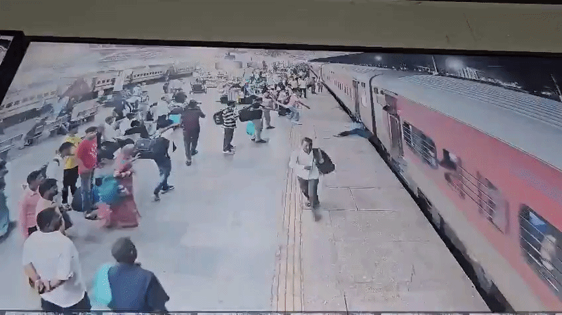 चलती ट्रेन में चढ़ते समय फिसला पैर, जीआरपी ने खींचकर बचाया