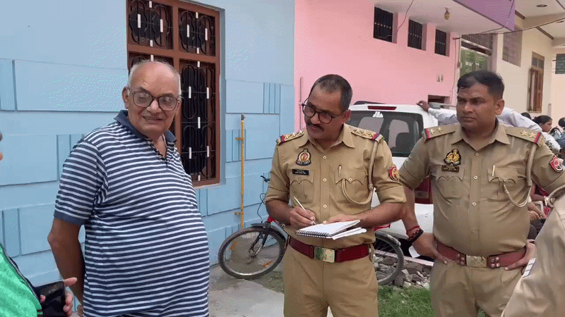 पड़ोसी ने छत से कूदकर बचाया, अस्पताल में हुई बुजुर्ग की मौत
