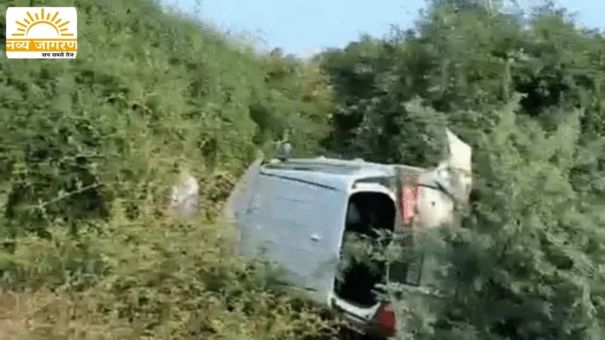 कार पलटने से दो मासूम ब​च्चियों की मौत, मंदिर में दर्शन के लिए जा रहा था परिवार