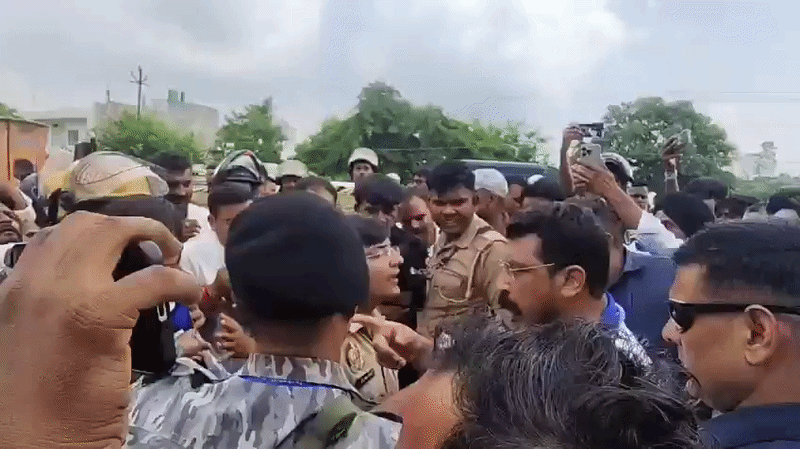 समर्थकों और पुलिसकर्मियों के बीच हुई धक्कामुक्की, गोंडा जाने पर पुलिस ने लगाई रोक