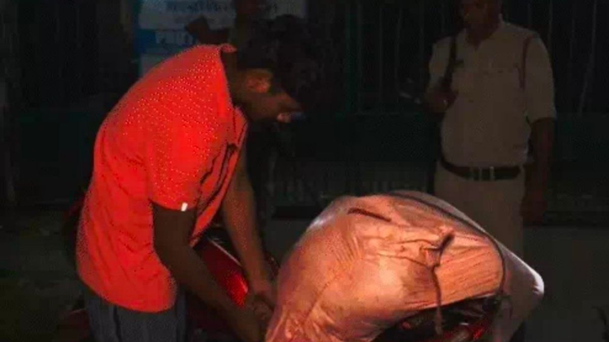 बाइक पर शव लादकर ठिकाने लगा रहा था, पुलिस ने बॉयफ्रेंड को किया अरेस्ट