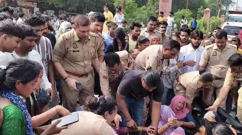 परिजनों ने सड़क पर शव रख किया हंगामा, लोगों ने ड्राइवर को जमकर पीटा