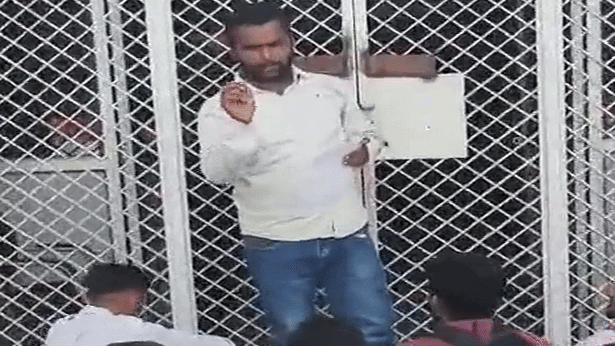 VC ऑफिस के बाहर छात्रों ने किया हंगामा, नए सेशन से लागू करने की मांग