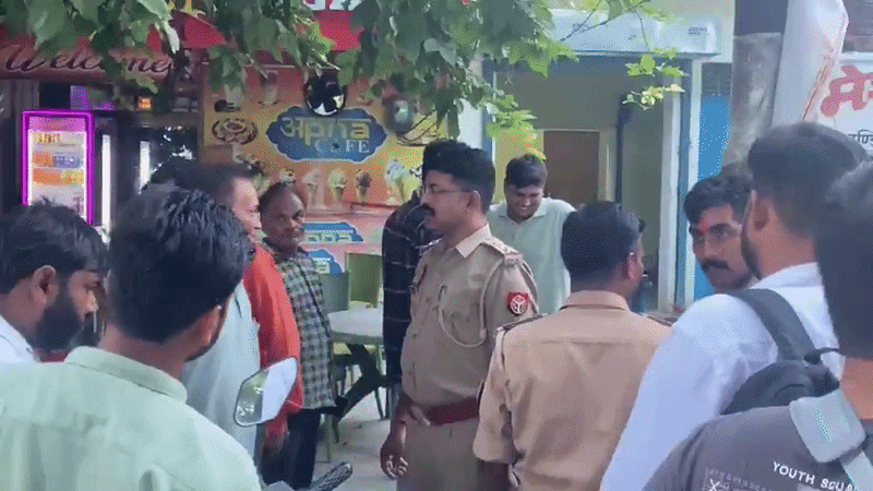 कार में बैठते ही तीन हमलावरों ने की फायरिंग, थाने से 500 मीटर दूर हुई वारदात