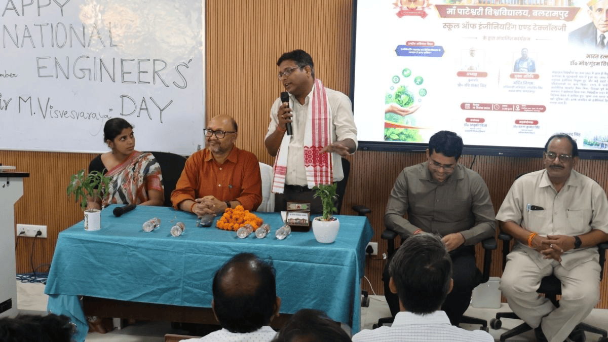 तकनीक के साथ सामाजिक सोच जरूरी, 180 विद्यार्थियों ने निबंध में लिया हिस्सा