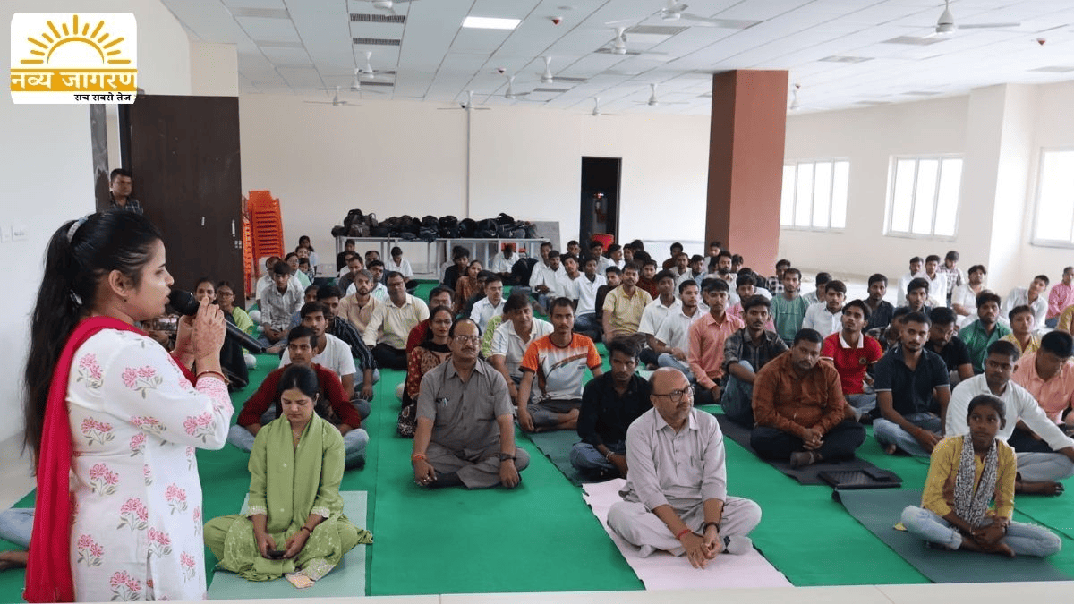 शिक्षकों व कर्मचारियों ने किया योग-ध्यान, तनावमुक्त जीवन और सकारात्मक सोच का दिया संदेश