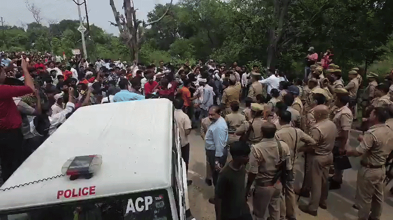 200 ट्रैक्टरों से यमुना एक्सप्रेस-वे ठप, बुलडोजर पर चढ़े आंदोलनकारी