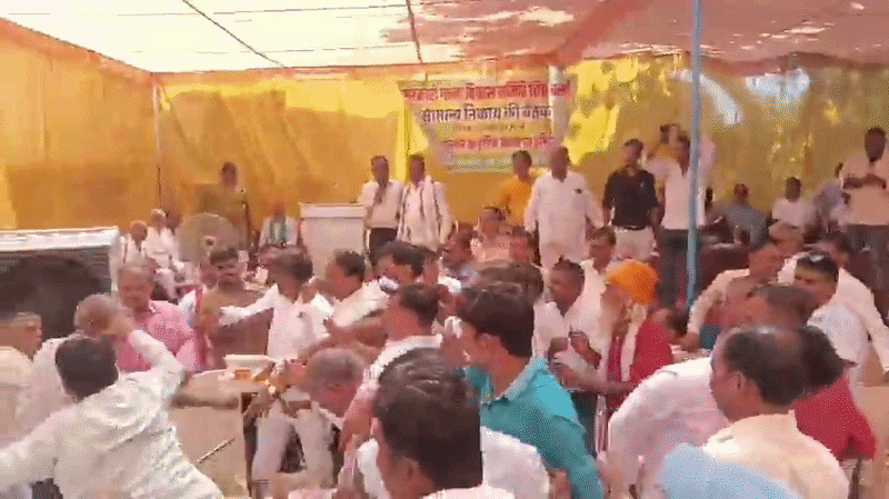 लात-घूंसे के बाद कुर्सियां चलीं, विभिन्न मुद्दों पर हो रही थी चर्चा 