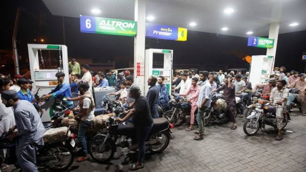 पाकिस्तान में 389 लीटर पहुंचा पेट्रोल, बांग्लादेश में 17% तक हुआ महंगा 