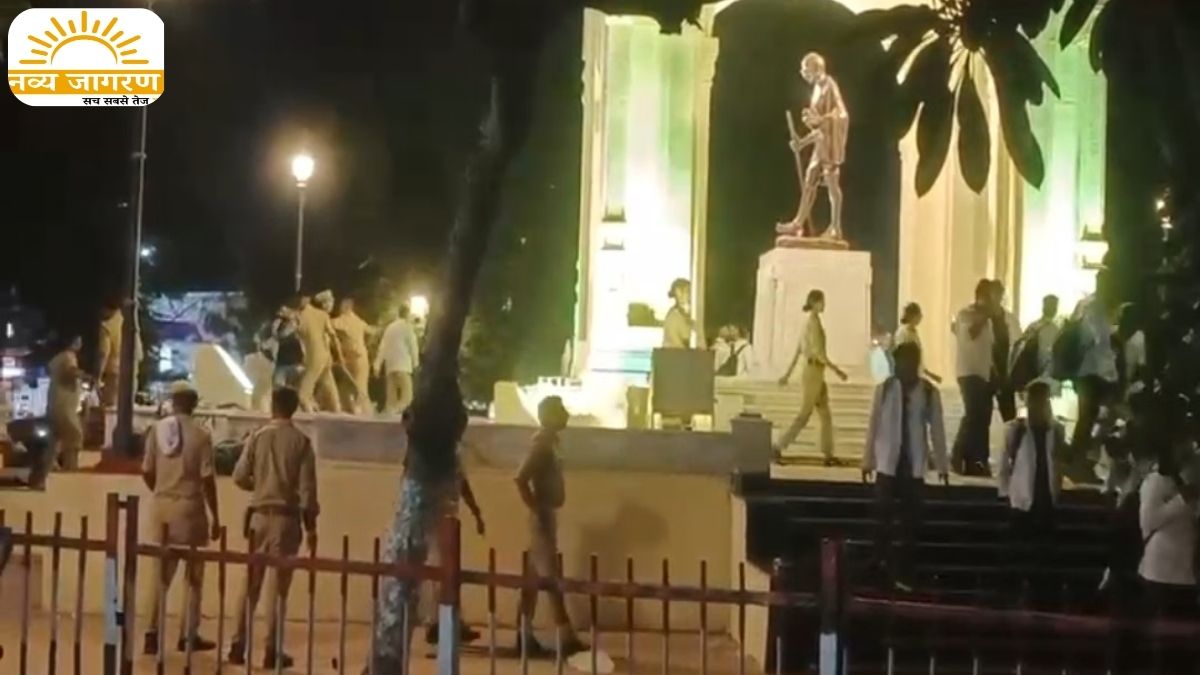 स्टाइपेंड बढ़ाने की मांग को लेकर कर रहे थे प्रदर्शन, मौके से घसीटने और जबरन हिरासत में लेने का लगाया आरोप