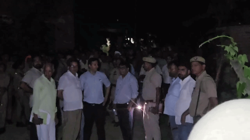 बच्चों को बंधक बनाकर की फायरिंग, पत्नी और दो पुजारियों की हत्या की