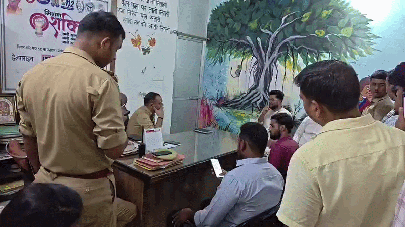 विश्वविद्यालय गेट पर शुरू हुआ था विवाद, बम से उड़ाने की धमकी पर भेजा जेल