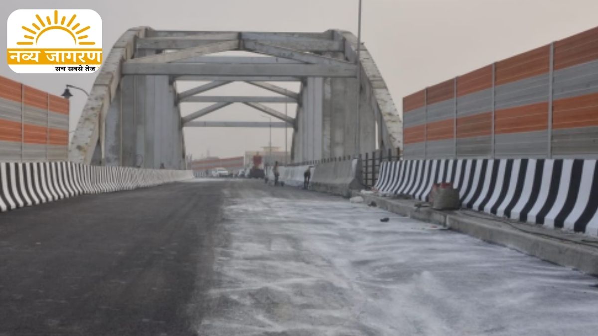 जर्जर हिस्सा अचानक नीचे गिरा, बल्ली लगाकर रोका खतरा