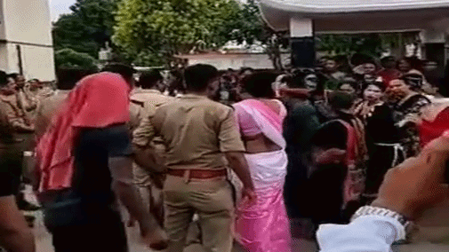 दोनों पक्षों में तीखी बहस के बाद संभली स्थिति, थाने में हुआ भारी हंगामा