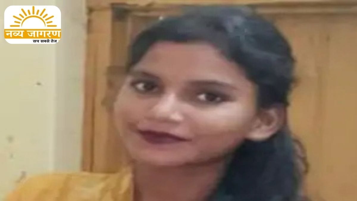युवक से फोन पर कर रही थी बात, कब्जे में लिया मोबाइल