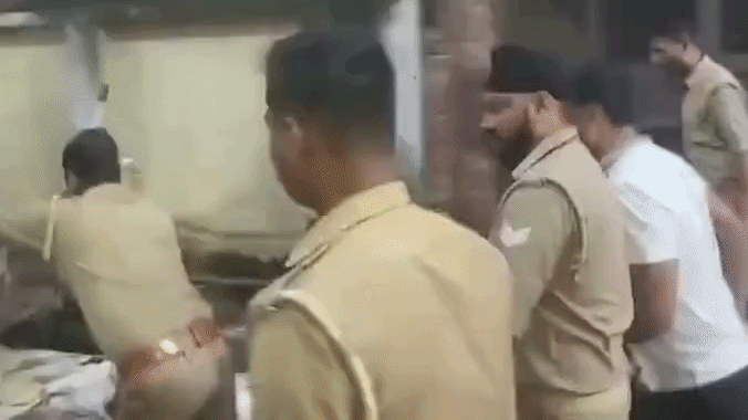परिजनों ने किया हंगामा, पुलिस ने भीड़ को खदेड़ा