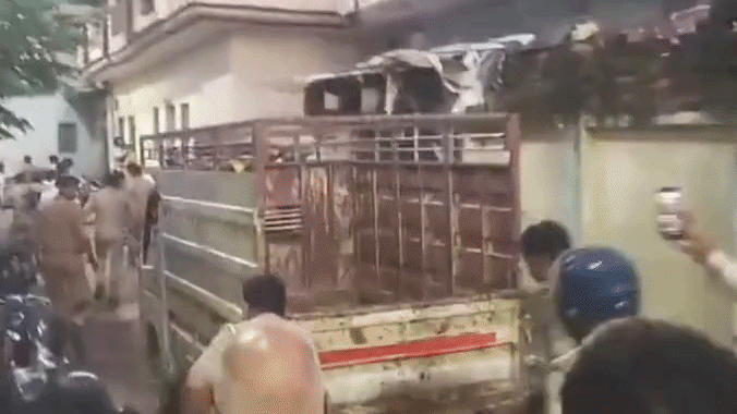 परिजनों ने किया हंगामा, पुलिस ने भीड़ को खदेड़ा