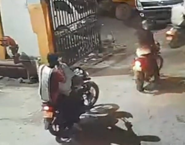 वापस लेने पहुंचे दबंगों ने चार्ज देने से किया मना, कहा- दोबारा उठवाओगे तो दौड़ाकर मारूंगा