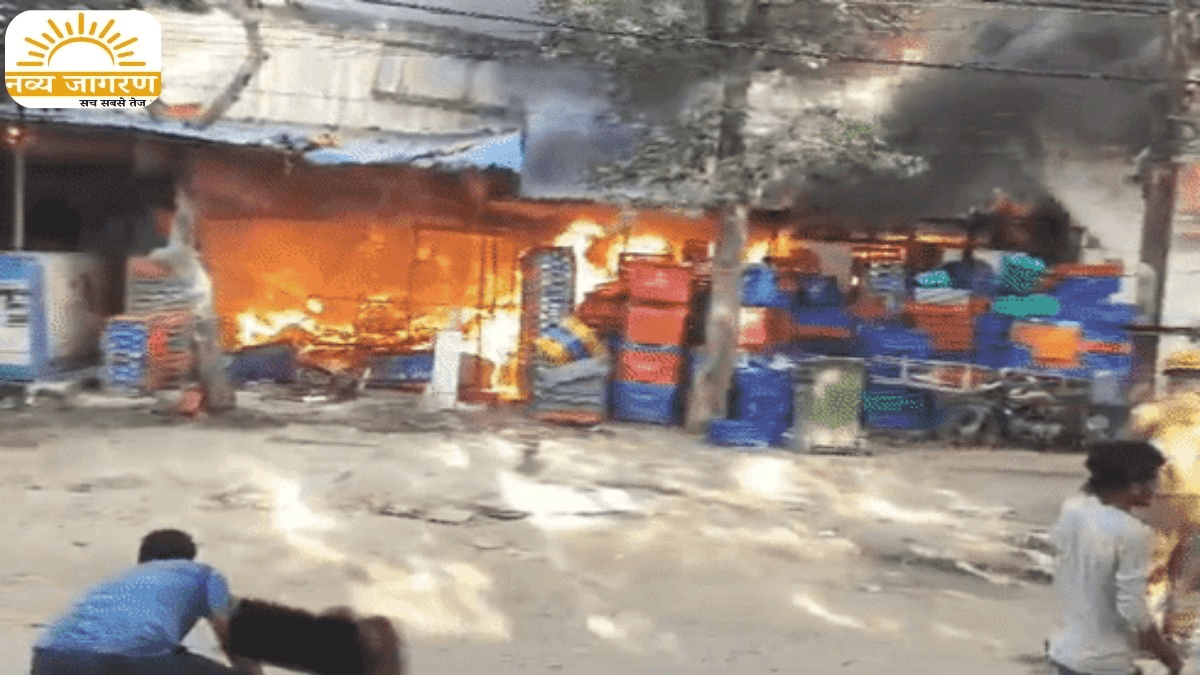 फर्नीचर शॉप खाक, 10 फ्लैट्स तक पहुंचीं लपटें
