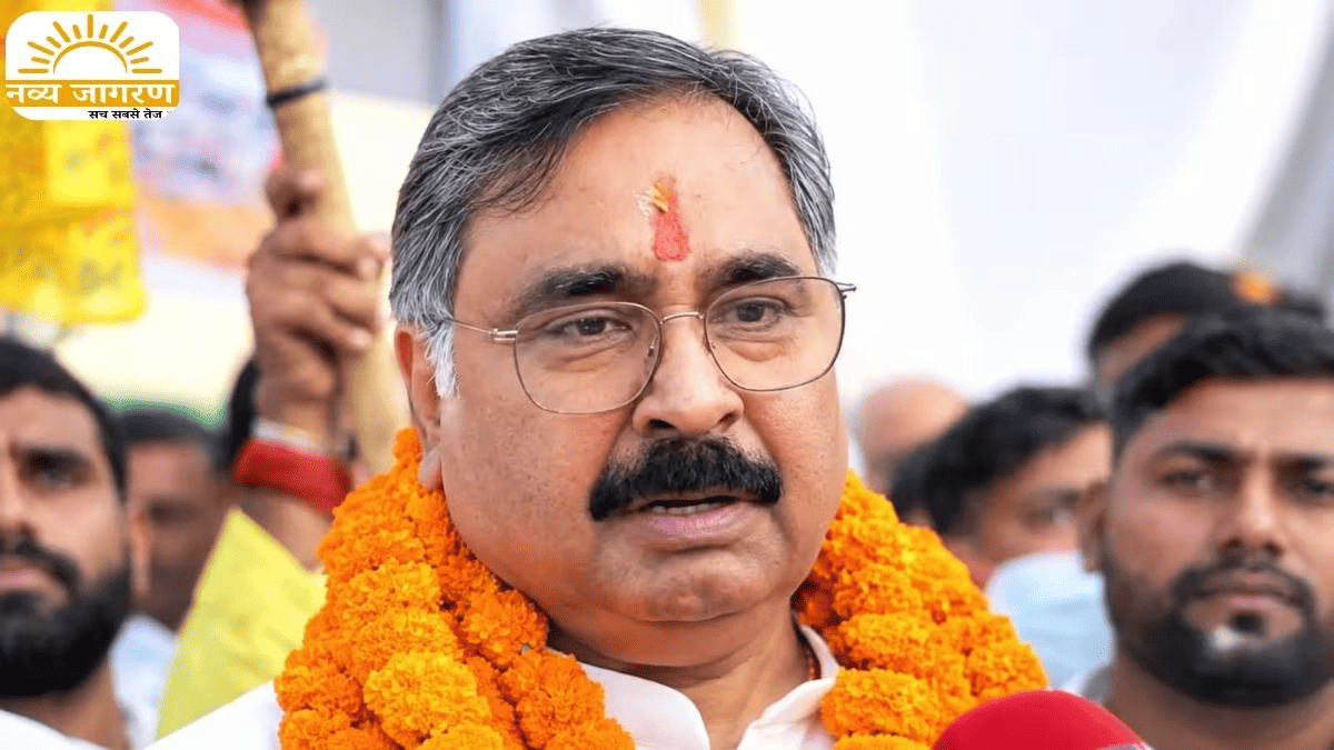 डॉ. संजयन त्रिपाठी ने निकाला पार्टी का झंडा, कहा- बाहरी उम्मीदवारों को इंपोर्ट कर रही बीजेपी