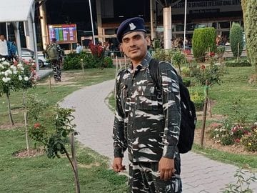 सुबह फुटपाथ पर टहलने के लिए थे निकले, एक दिन की छुट्टी लेकर आये थे घर