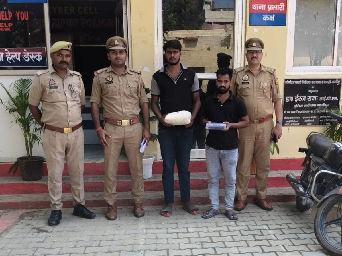 दो युवकों को किया गया गिरफ्तार, एक मोटरसाइकिल और मोबाइल फोन भी जब्त