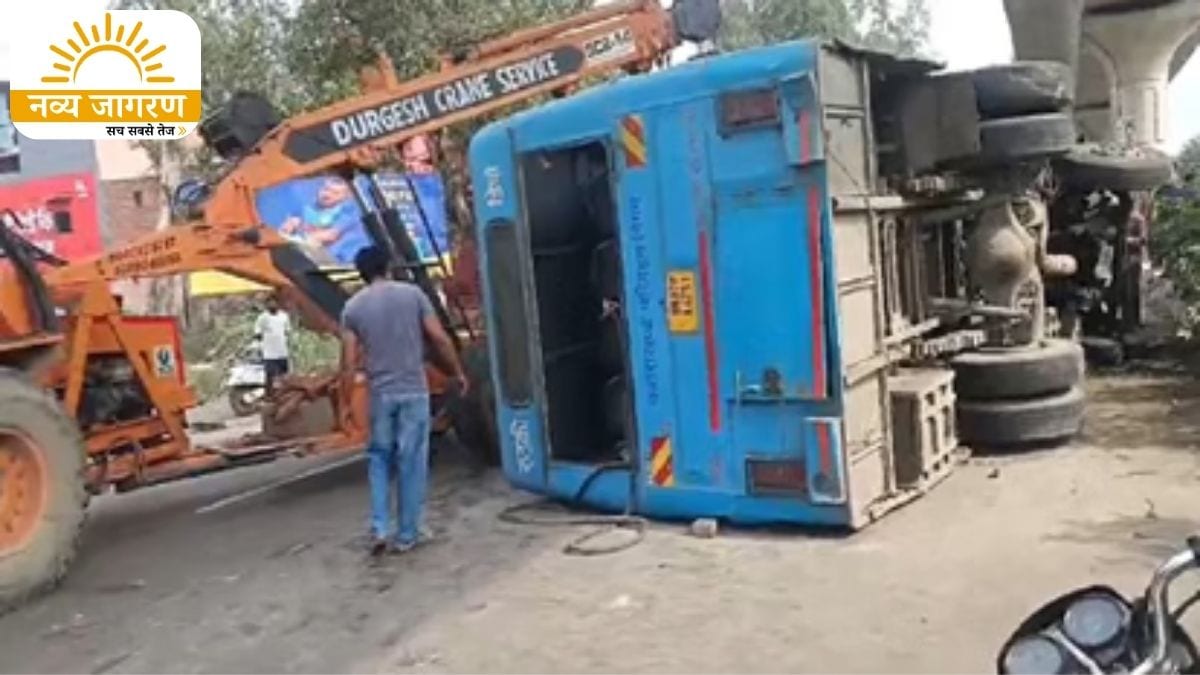 ट्रक को ओवरटेक करने के प्रयास में डिवाइडर से टकराई, 14 से अ​धिक यात्री घायल