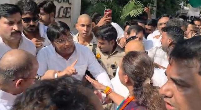 आराधना मिश्रा और इमरान मसूद के पदभार ग्रहण के दौरान हुआ बवाल, नाराज होकर कार्यालय के बाहर बैठे अजय राय 
