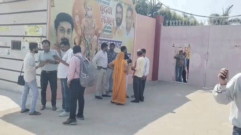 हाथ-पैर बांधकर बाथरूम में किया बंद, सीने पर तमंचा तानकर मांगे दो करोड़ रुपये