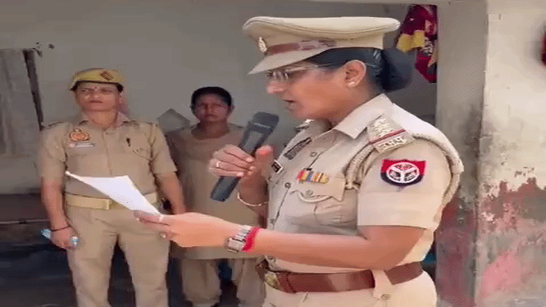 सिद्धार्थनगर में ढोल-नगाड़ों के साथ की मुनादी, घर पर चस्पा किया आदेश 
