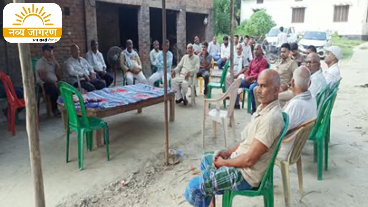 शहीद जवान के घर लोगों की भीड़