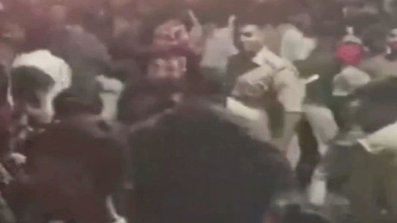 विवाद बढ़ने पर पुलिस ने भांजी लाठियां, मामूली बात पर शुरू हुआ था बवाल