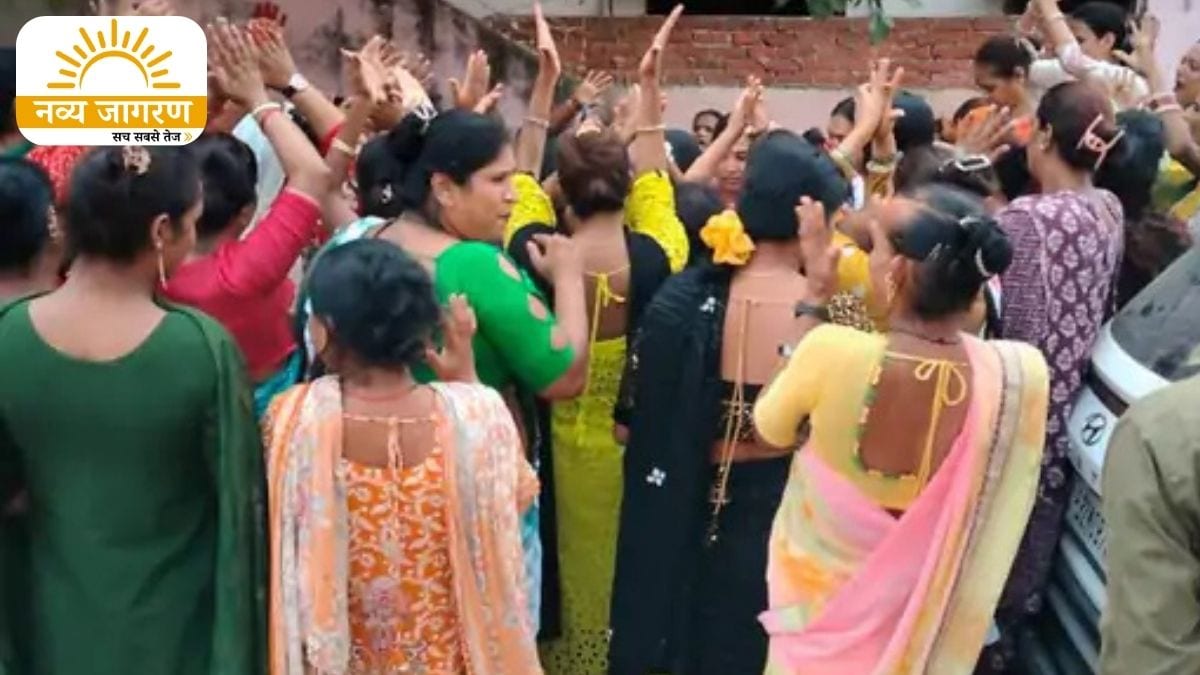 नौसड़ चौकी पर किया जमकर प्रदर्शन, मारपीट के आरोप में कार्रवाई की मांग