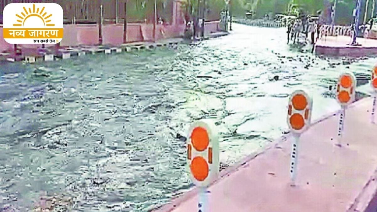 समंदर में तब्दील हुई सड़के,लाखों लीटर शुद्ध गंगाजल बहकर बर्बाद