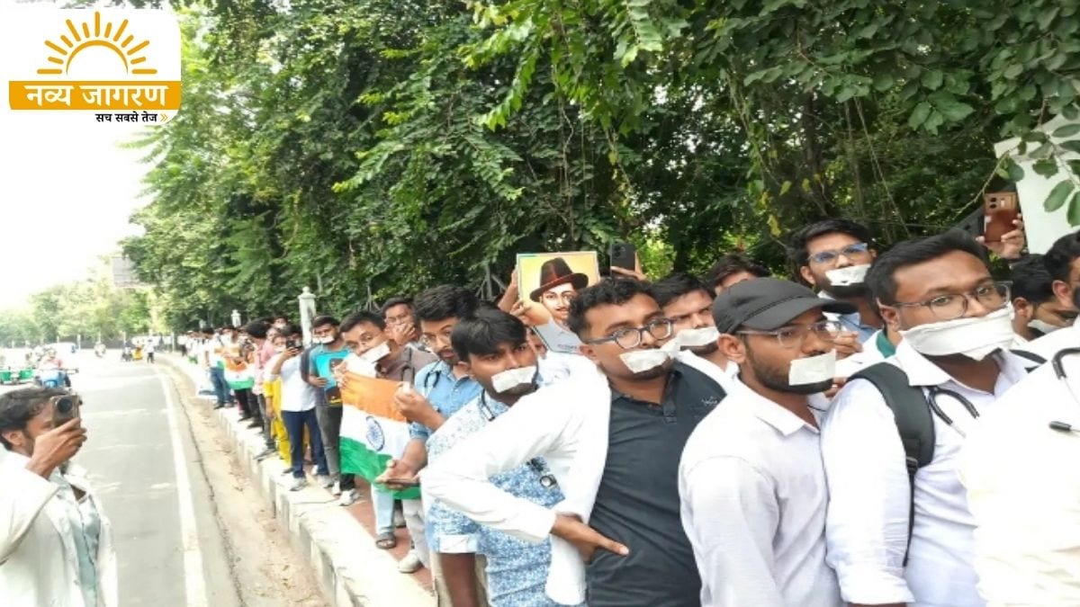 मनाने के लिए जमीन पर बैठे एसीपी, हाथ जोड़कर की धरना खत्म करने की अपील