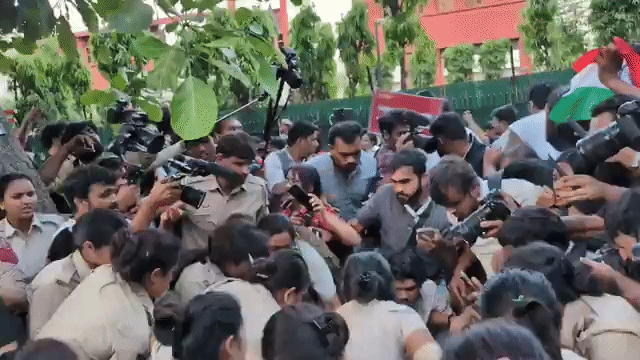 तिरंगा रैली में शामिल होने जा रहे थे सेंट्रल पार्क, कनाट प्लेस पर जुटे सीजेपी समर्थक