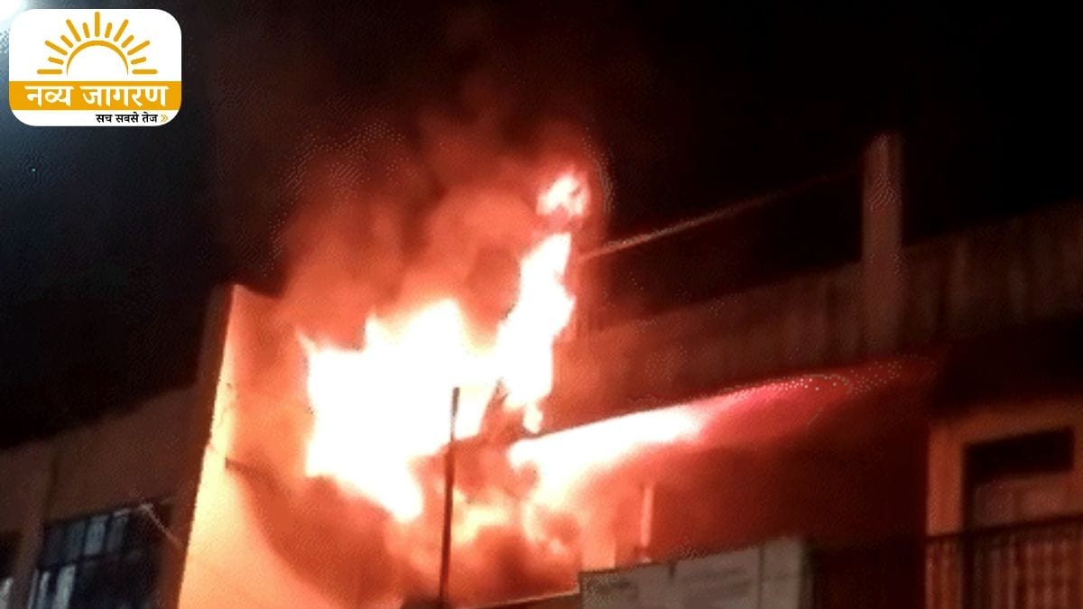 शॉर्ट सर्किट की आशंका, दमकल की गाड़ियों ने पाया काबू