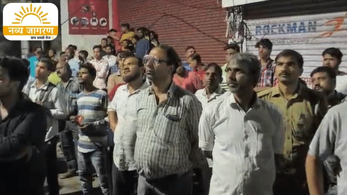 शॉर्ट सर्किट की आशंका, दमकल की गाड़ियों ने पाया काबू