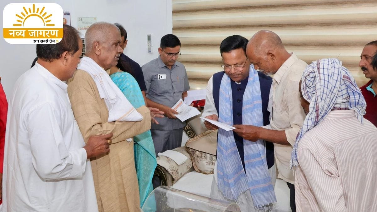 आवास और पेंशन के मामले पहुंचे, अधिकारियों को दिए निस्तारण के निर्देश