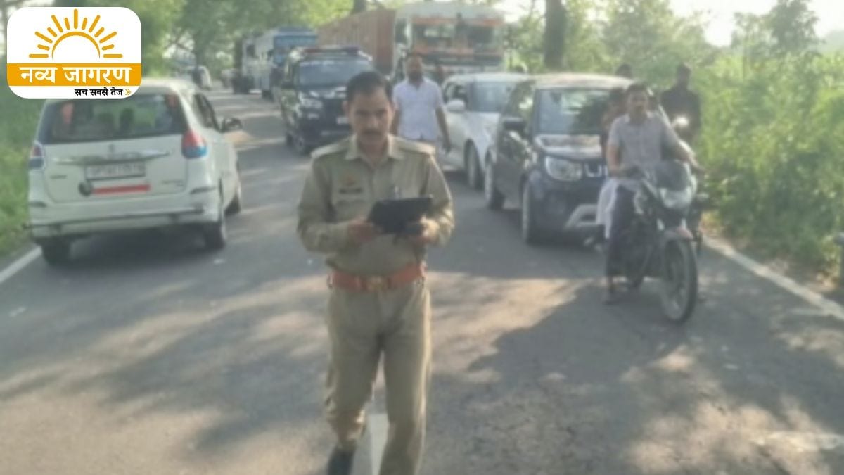 ट्रक की चपेट में आने से तीन की मौत, आधा किलोमीटर तक घिसटती रही बाइक