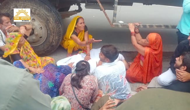 हादसे में मां और आठ माह की बच्ची की दर्दनाक मौत, पति गंभीर रूप से घायल