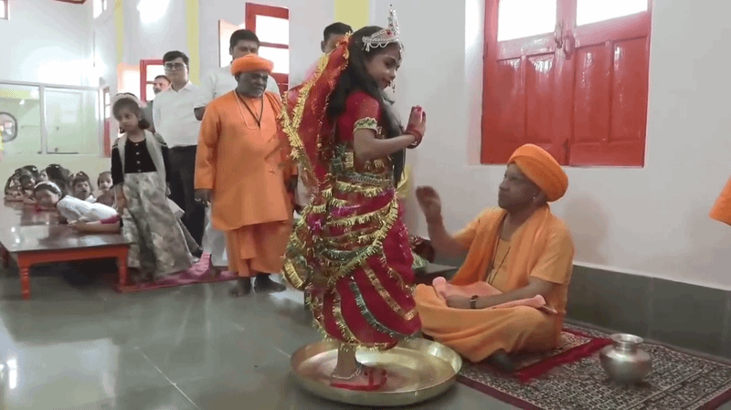 चुनरी ओढ़ाकर खुद अपने हाथों से परोसा भोजन, तिलक लगाकर लिया कन्याओं का आशीर्वाद
