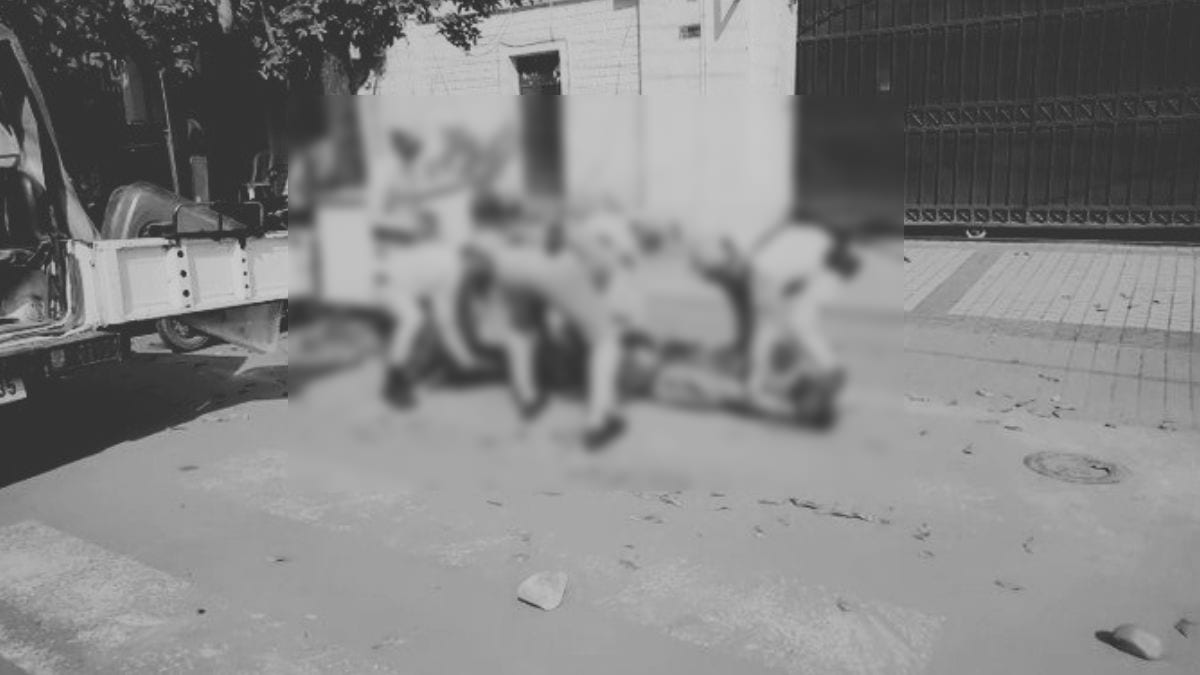 मुख्यमंत्री आवास के बाहर शव रखकर किया प्रदर्शन, पुलिस ने छोड़े आंसू गैस के गोले